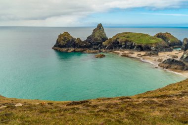 Kynance Cove, İngiltere, 25 Haziran 2022: Cornwall 'daki Kynance Cove sahilinin inanılmaz berrak suyu