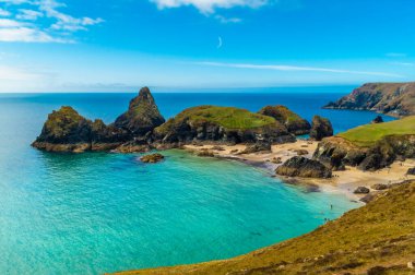 Kynance Cove, İngiltere, 25 Haziran 2022: Cornwall 'daki Kynance Cove sahilinin inanılmaz berrak suyu