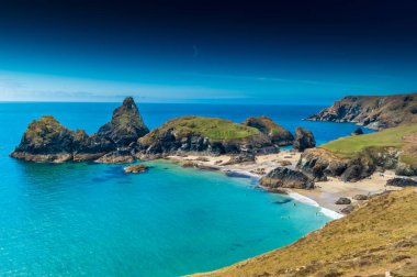 Kynance Cove, İngiltere, 25 Haziran 2022: Cornwall 'daki Kynance Cove sahilinin inanılmaz berrak suyu