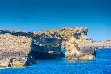 Malta, Comino adasının kayalıkları