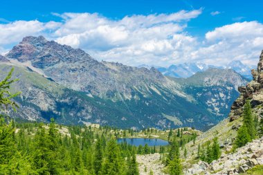 İtalya 'nın Aosta Vadisi' ndeki Avic Dağı 'nın güzel gölünde
