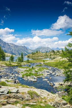 İtalya 'nın Aosta Vadisi' ndeki Avic Dağı 'nın güzel gölünde