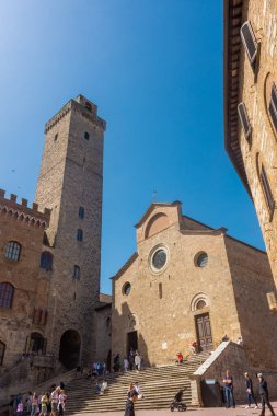 San Gimignano, İtalya, 15 Nisan 2022: Tarihi merkezdeki kulelerin manzarası