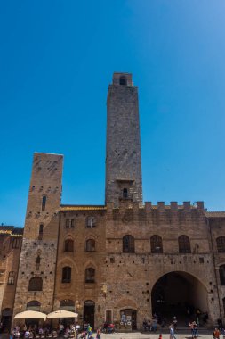 San Gimignano, İtalya, 15 Nisan 2022: Tarihi merkezde kuleler