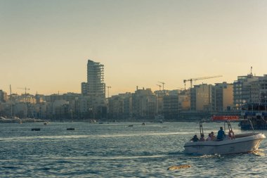 Sliema, Malta, 22 Mayıs 2022: Günbatımında modern Sliema ve körfezin silueti