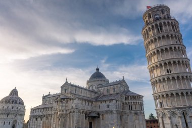 Katedral ve İtalya 'nın Eğik Kulesi manzarası