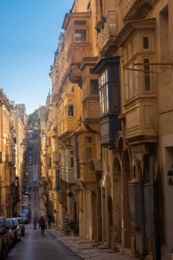 Valletta, Malta, 22 Mayıs 2022: Valletta eski kasabasında geleneksel Malta balkonları olan binalar