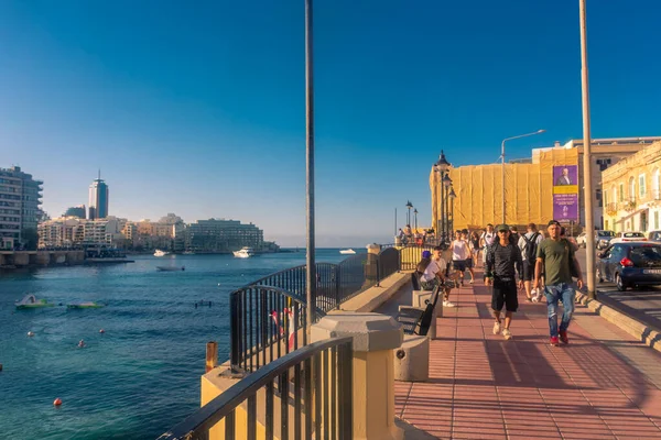 Слима Мальта Мая 2022 Года Люди Идут Набережной Закате — стоковое фото