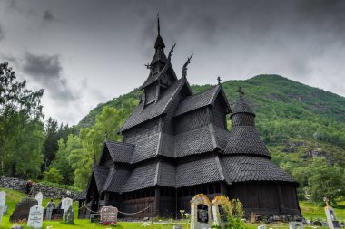 Borgund, Norveç, 9 Ağustos 2022: Borgund antik ahşap kilisesi, stavkirke 800 yaşından fazla