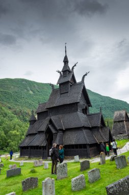 Borgund, Norveç, 9 Ağustos 2022: Borgund antik ahşap kilisesi, stavkirke 800 yaşından fazla