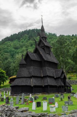 Borgund, Norveç, 9 Ağustos 2022: Borgund antik ahşap kilisesi, stavkirke 800 yaşından fazla