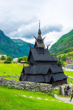 Borgund, Norveç, 9 Ağustos 2022: Borgund antik ahşap kilisesi, stavkirke 800 yaşından fazla
