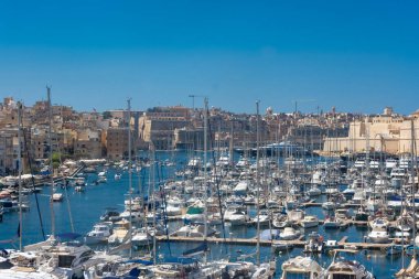 Birgu, Malta, 22 Mayıs 2022: Birgu 'nun geleneksel limanı, üç şehirden biri.