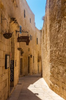 Mdina, Malta, 21 Mayıs 2022: Eski tarihi merkezin antik caddesi