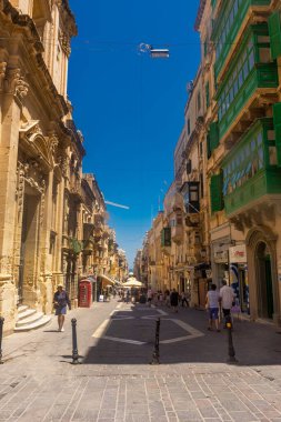Valletta, Malta, 22 Mayıs 2022: Valletta eski kasabasında geleneksel Malta balkonları olan binalar