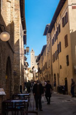 San Gimignano, İtalya, 15 Nisan 2022: Tarihi merkezdeki kulelerin manzarası
