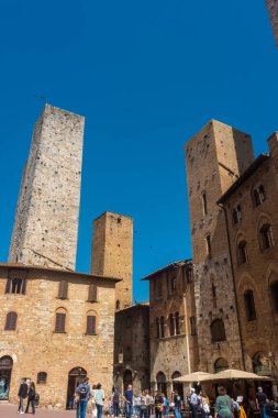 San Gimignano, İtalya, 15 Nisan 2022: Tarihi merkezde kuleler