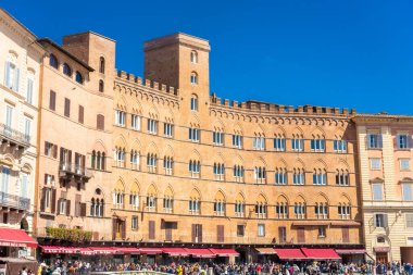 Siena, İtalya, 17 Nisan 2022: Piazza del Campo Meydanı 'nın tarihi binalarının manzarası