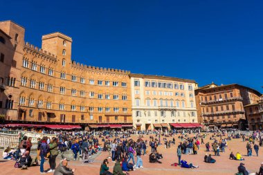 Siena, İtalya, 17 Nisan 2022: Piazza del Campo Meydanı 'nın tarihi binalarının manzarası