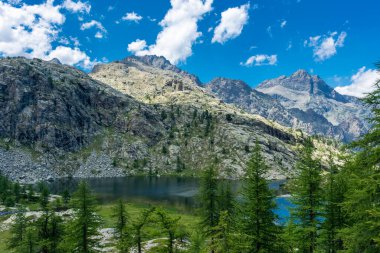 İtalya 'nın Aosta Vadisi' ndeki Avic Dağı 'nın güzel gölünde