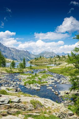 İtalya 'nın Aosta Vadisi' ndeki Avic Dağı 'nın güzel gölünde