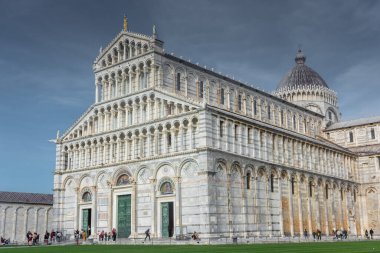 Pisa, İtalya, 14 Nisan 2022: Katedral ve eğik kule manzarası