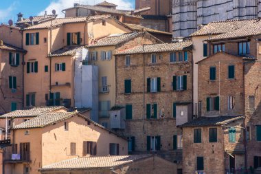 Siena, İtalya, 17 Nisan 2022: Siena şehir merkezindeki tarihi binalar