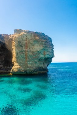 Malta kayalıklarının altında kristal berrak su