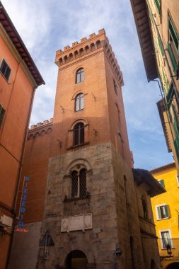Pisa, İtalya, 14 Nisan 2022: Şehir merkezinde kule
