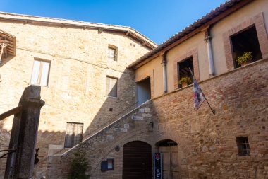 San Quirico d 'Orcia, İtalya, 16 Nisan 2022: Tarihi merkezin ortaçağ kilisesi