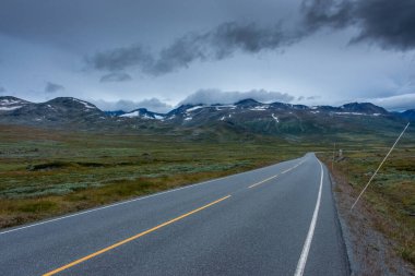 Norveç 'in orta kesimindeki tundrada bulutlu ve kasvetli bir gökyüzü var.