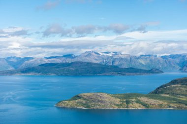 Kuzey Norveç 'in dağları üzerindeki güzel deniz manzarası