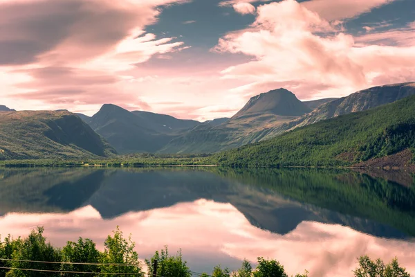 Refleksja Nad Pięknym Jeziorem Norwegii — Zdjęcie stockowe