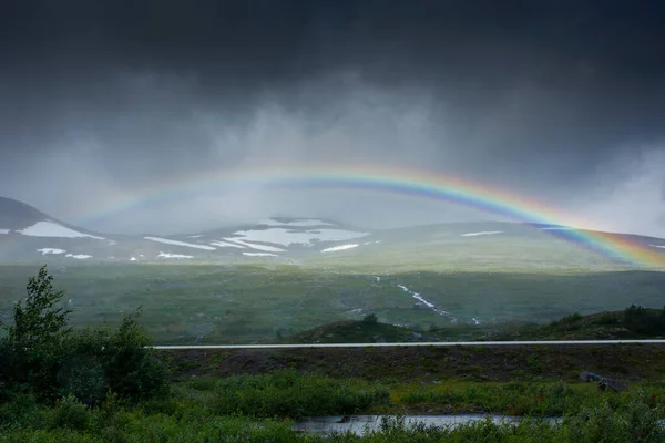 Fantastisk Regnbåge Molnig Himmel Över Tundralandskapet Polcirkelinjen Norra Norge — Stockfoto