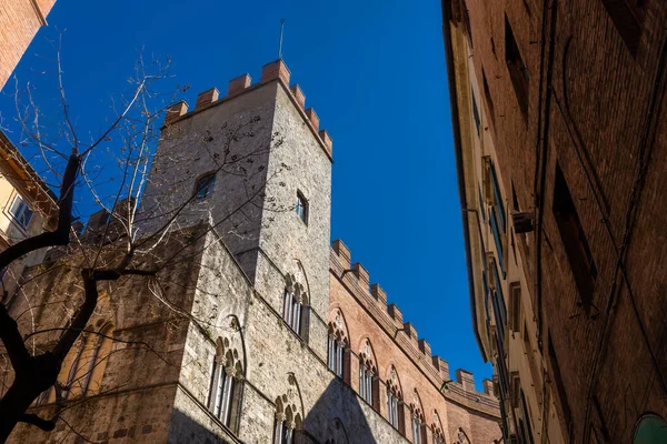 イタリアのシエナ歴史的中心部にある中世の塔 — ストック写真