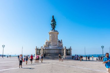 LISBON, PORTUGAL, 15 Ağustos 2018: Praia do Com 'u ziyaret eden turistler