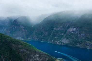 Stegastein gözcüsü Norveç 'ten Aurland Fiyortunun güzel manzarası