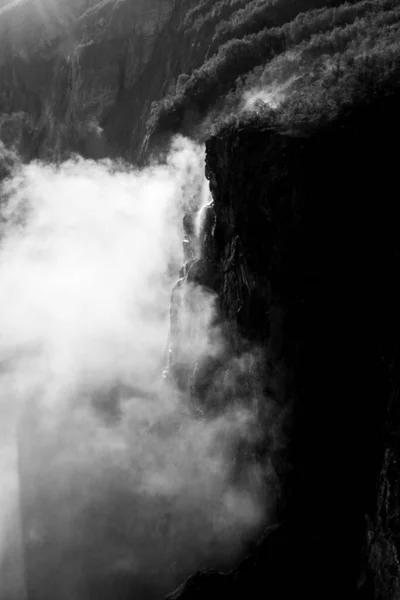 ノルウェー ヴォリンフォッセン滝の霧に覆われた崖の上の美しい景色 — ストック写真