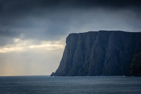 北岬の断崖とヨーロッパ最北端のKnivskjellodenからの北極海 — ストック写真