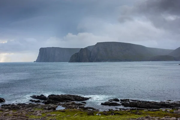 北岬の断崖とヨーロッパ最北端のKnivskjellodenからの北極海 — ストック写真