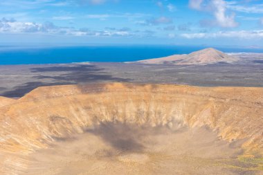 Caldera Blanca volkanının büyük krateri, Lanzarote, Kanarya Adaları, İspanya