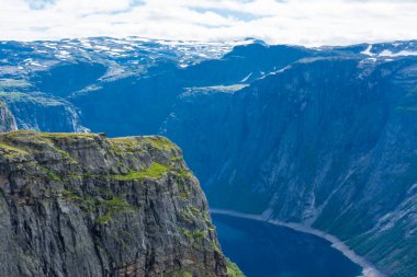 Norveç 'in Trolltunga dağlık bölgesinde Ringedalsvatnet Gölü' nün üzerinde inanılmaz bir uçurum var.