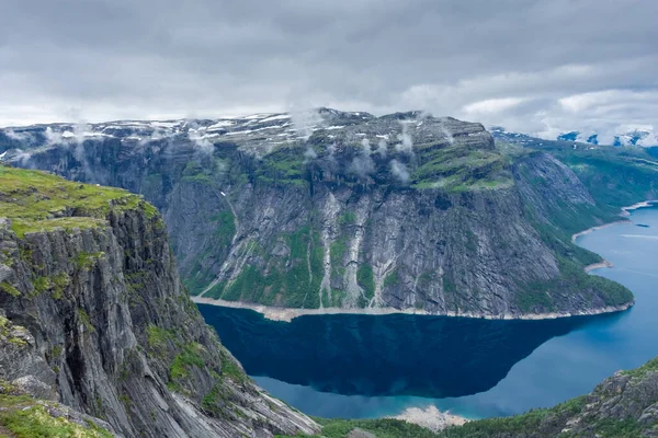 Incredibile Falesia Sul Lago Ringedalsvatnet Nella Zona Trolltunga Mounatin Norvegia — Foto Stock