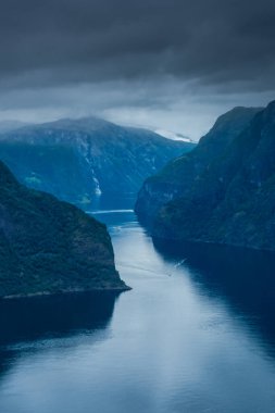 Stegastein gözcüsü Norveç 'ten Aurland Fiyortunun güzel manzarası