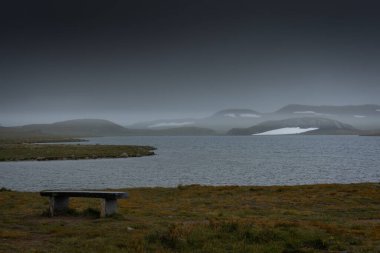 Norveç 'te sisli ve yağmurlu göl manzarası