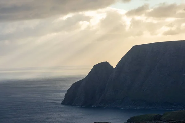 美しい太陽が北の岬の崖と北極海 ノルウェーを照らします — ストック写真
