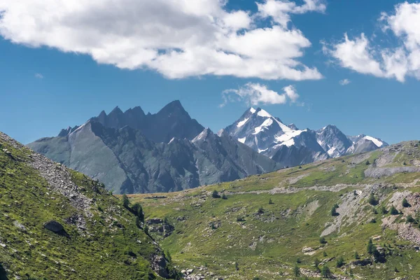意大利和法国之间的阿尔卑斯山和勃朗峰美景 — 图库照片