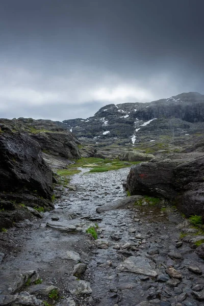 Norveç Trolltunga Manzaralı Bir Yere Yürümek Için Dağ Yolu — Stok fotoğraf