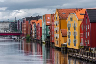 Norveç, Trondheim Kanalı 'nın renkli ahşap binalarının güzel manzarası