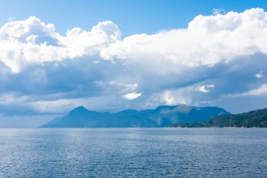 Molde, Norveç 'teki bir feribot gezisinden kalma fiyort manzarası.